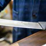 Alessandro mentre parla � intento a lucidare una scimitarra, coltello a lama curva utilizzata maggiormente da macellai e cuochi per tagliare cotenna e carni grasse. �La nostra non � una famiglia di arrotini ma di commercianti, per� per evitare di chiudere ho anche dovuto impare ad affilare le lame�, spiega